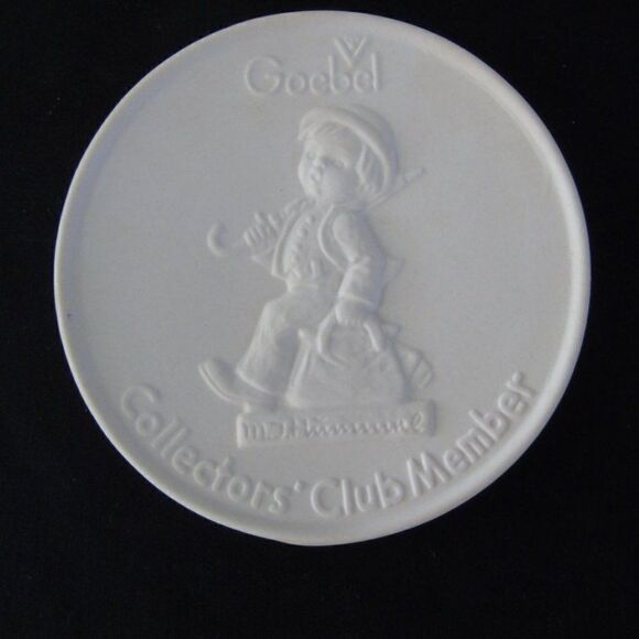Goebel Merry Wanderer Hummel Plaque Germany Vintage 1976 Collectors Club Bisque - Picture 4 of 5